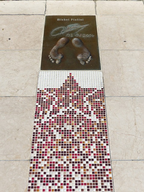 凭借快速反 凭借快速反